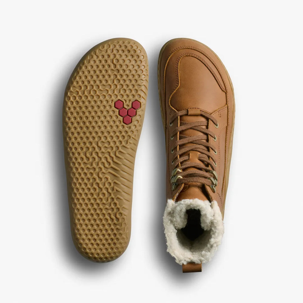 A tan leather Gobi Boot II Warmlined (Men’s) lace-up boot with a faux-fur lining and a thermal insole, shown alongside its flat, hexagonal-patterned sole.